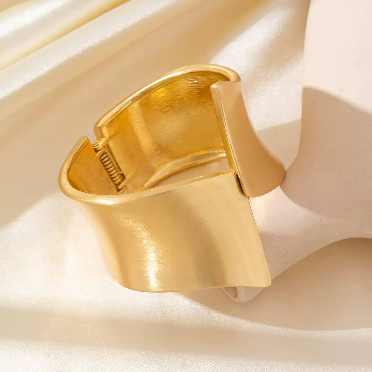Trendy Shein Style Chinese Gold Bracelet S1