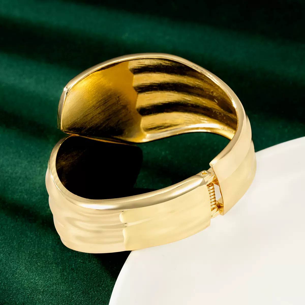 Lobangle Trend Bracelet in Chinese Gold S1