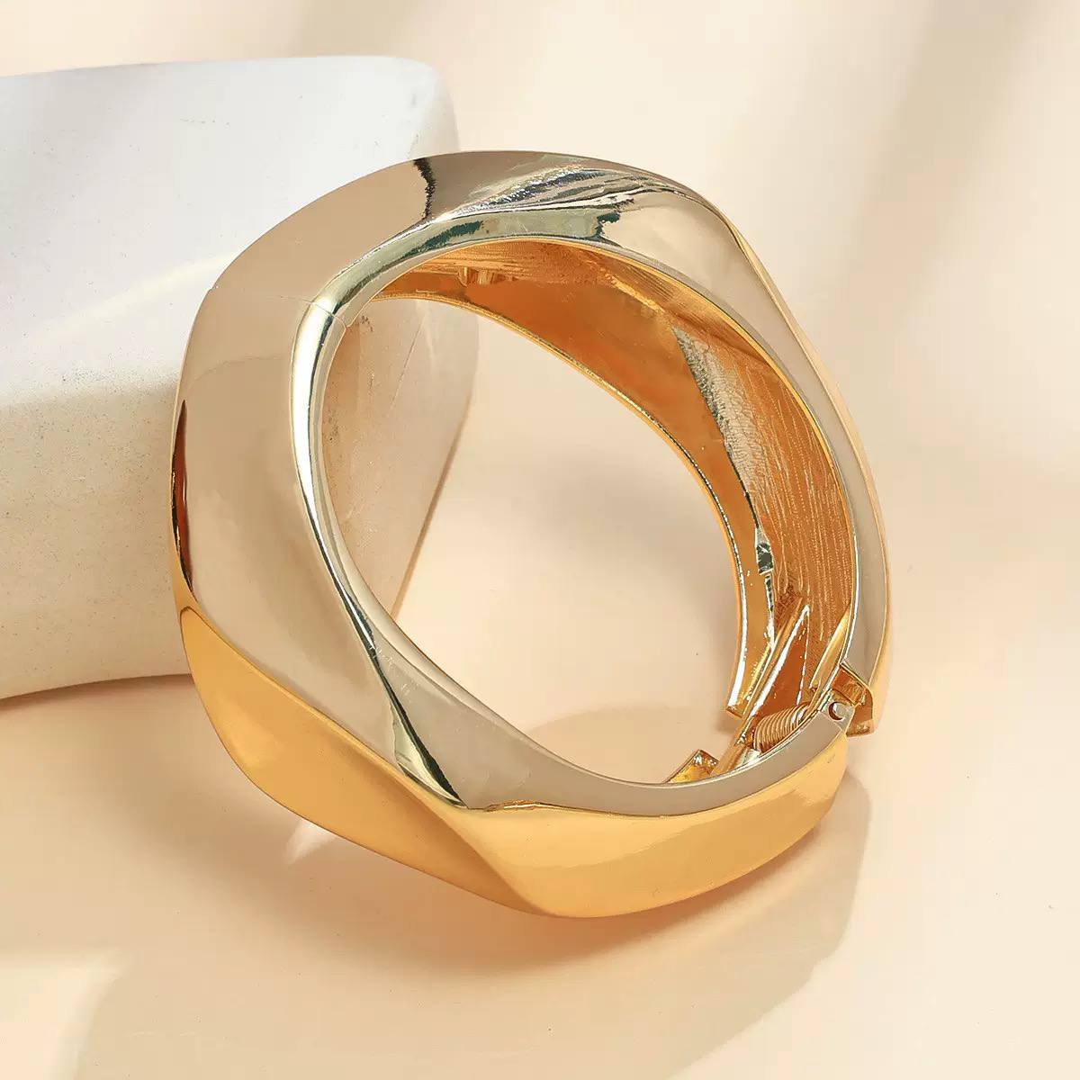 Lobangle Trend Bracelet in Chinese Gold S1