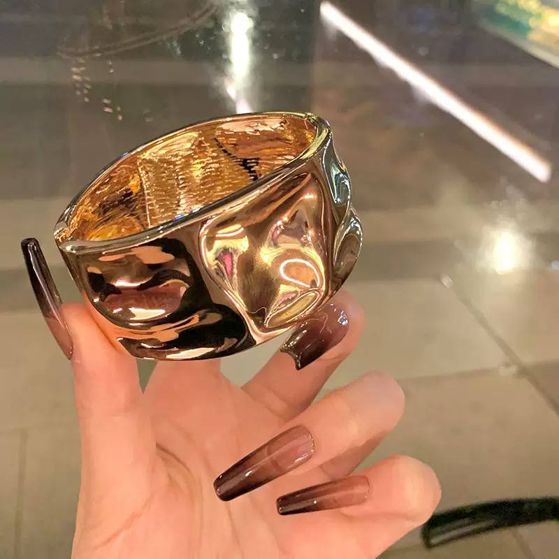 Lobangle Trend Bracelet in Chinese Gold S1