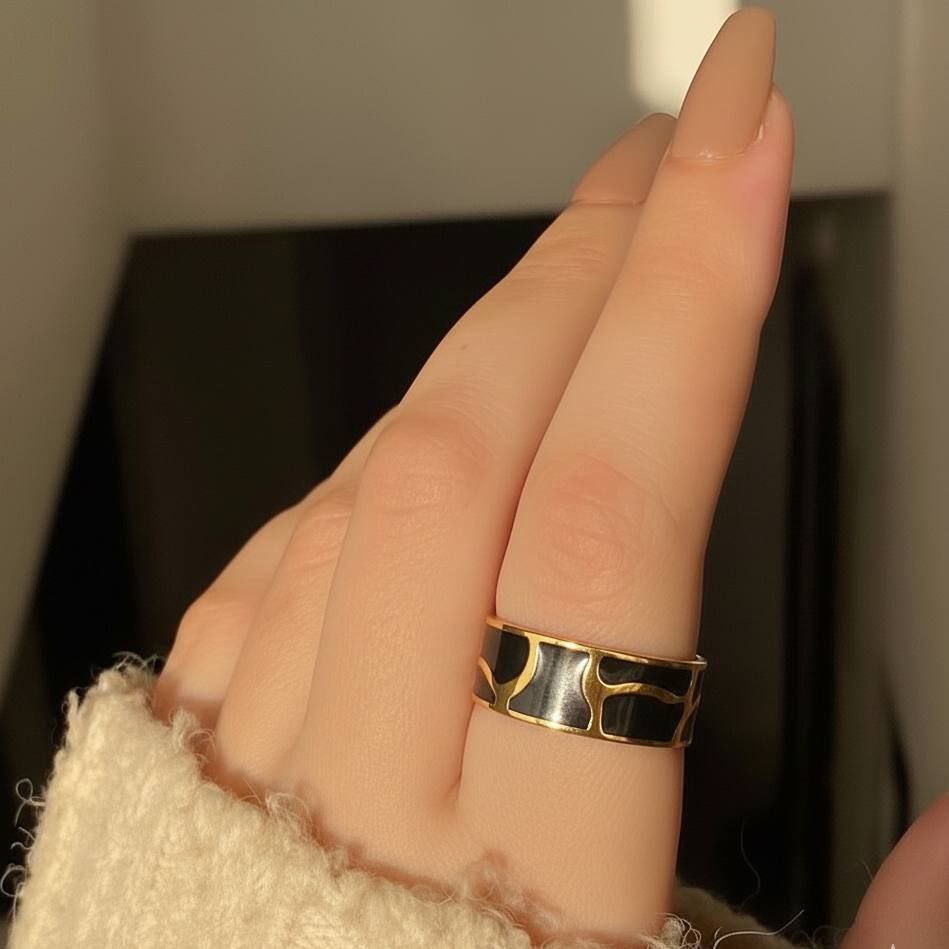 Pure 316 Stainless Steel Enamel Ring – Black and White    S1